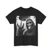 Short Sleeves In Summer  Funny Sasquatch Bigfoot Rock On Selfie With UFO Alien T-Shirt