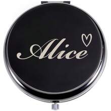 1个定制雕刻化妆镜，时尚优雅的文字设计搭配可爱的心形图案，适合作为结婚礼物、生日礼物、个性化折叠镜、周年纪念礼物、毕业礼物、送给姐妹、朋友、伴娘的礼物、圣诞礼物、母亲节礼物。