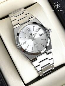 Montre d'affaires charmante pour hommes PABLO RAEZ d'origine. Montre de luxe de marque vintage. Accessoires d'été et de plage, bijoux. Bracelet en acier inoxydable. Boîtier en acier non terni de couleur argent et noir. Aiguilles luminescentes. Résistante à l'eau jusqu'à 50 m. Affichage simple du calendrier et de la semaine. Cadran avec chiffres romains et graduation. Cadeau de mariage