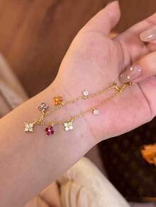 1 Stück minimalistisches, buntes Vier-Blatt-Blumen-Armband, 925er Sterlingsilber, elegantes Schmuckgeschenk für Frauen, Braut, Geburtstag, Date - Buntes vierblättriges Blumenarmband - Übersicht 4