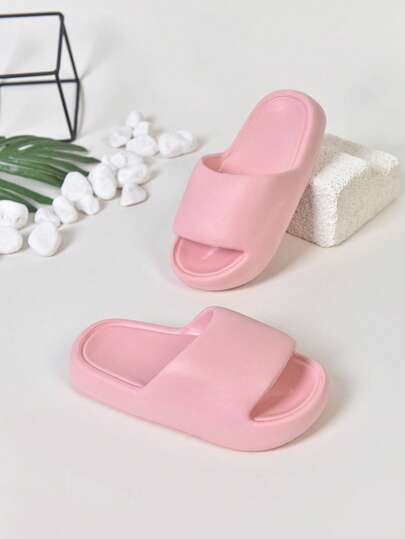 1 双 EVA 材质轻便简约防滑家居拖鞋，适合日常居家穿着，尺码偏小