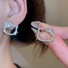 Sanrio 1 Pair Sanrio Rhinestone Hello Kitty Earrings, Fashionable & Elegant Y2K Style, Alloy Luxury Unique Design Jewelry Earrings, Suitable For Travel, Beach Vacation, Fashion Women Earrings, Fashionable White Alloy Stud Earrings, Highlight Girls' Earrings, Hypoallergenic Backpost Design, Suitable For Daily Wear And Women's Gift, Suitable For All Seasons, Exquisite Gift For Girlfriend And Family