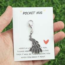 1 件/2 件复古金属孔雀钥匙扣，配有“POCKET HUG”陪伴卡，精致的复古设计，非常适合鼓励礼物、友谊礼物、纪念礼物，适合送给朋友和家人，适合用作钥匙扣、包包配件、汽车配件、可爱哥特 Y2k