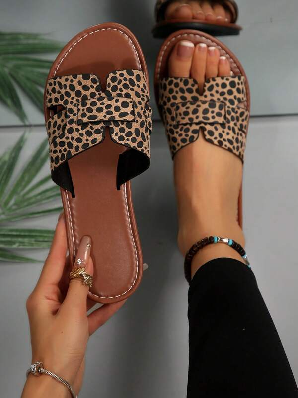 Nouvelles sandales plates confortables et simples pour femmes grandes tailles, à bout rond et ajourées. Style casual, mode, extérieur, vacances et plage pour l'été.