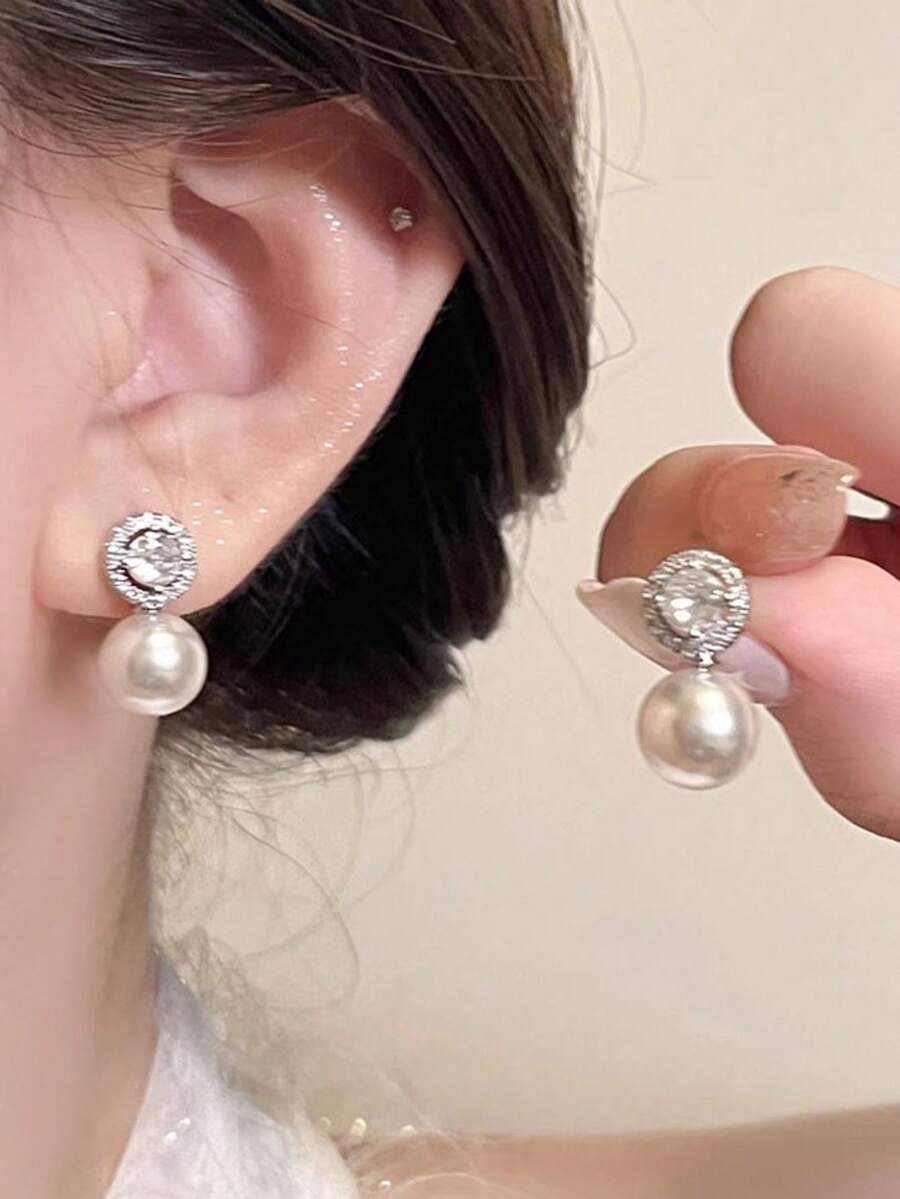 1 Pair Elegant Niche Pearl Inlaid Diamond Stud Earrings - Silver - View 1