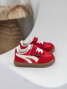 一双儿童训练鞋，鞋面采用柔软皮革，兼具休闲鞋的功能，圆头低帮设计，配有魔术贴，适合春秋季节户外休闲娱乐穿着。 - 紅色 - 查看 4