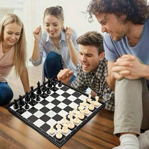 [Juego de ajedrez negro perfecto para fiestas] Elegante juego de ajedrez de plástico negro y blanco - Perfecto para fiestas, reuniones familiares, diversión en vacaciones. Perfecto para Año Nuevo, Navidad, cumpleaños, regalos del Día de San Valentín.