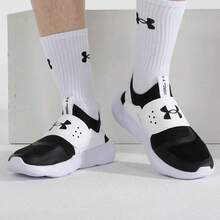 Under Armour Runplay 男士舒适柔软弹性透气轻便运动鞋，适合健身训练和跑步，建议选购大一码。 - 黑與白 - 查看 5
