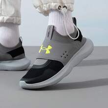 Under Armour Runplay 男士舒适柔软弹性透气轻便运动鞋，健身训练跑步鞋，一脚蹬款式，建议选购大一码。 - 黑灰色 - 查看 6