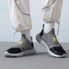 Under Armour 男士 Runplay 舒适透气轻便运动鞋，网眼鞋面，健身训练跑步鞋，一脚蹬款式，建议选购大一码。 - 黑灰色 - 查看 6