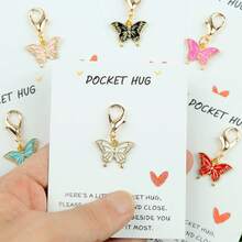 1个/4个/5个/6个/12个装精美蝴蝶钥匙扣礼盒套装，附赠励志卡片、多色蝴蝶吊坠、友谊日口袋礼物，适合所有收礼人，可作包包和钥匙扣挂件，蝴蝶和龙虾扣饰品挂钩，创意时尚的万圣节配饰，教师节包包挂绳（带证件套），汽车配饰，包包挂件，汽车配饰，姐妹礼物创意 - 彩色 - 查看 12