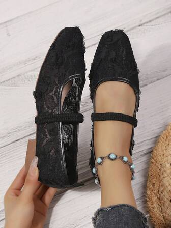 Talons hauts minimalistes à la mode, couleur unie et fleurs aléatoires, populaires pour les femmes. Convient pour le printemps et l'automne