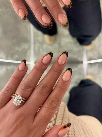 24 st ovala leopardmönstrade nagelklistermärken, akrylmaterial, perfekt passform, setet innehåller: 1 st gelégel och 1 st nagelfil. Lätt att bära, fransk manikyr, lämplig för kvinnors dagliga arbete, fester och andra tillfällen.