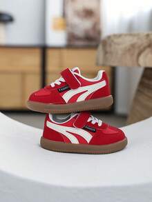 一双儿童训练鞋，鞋面采用柔软皮革，兼具休闲鞋的功能，圆头低帮设计，配有魔术贴，适合春秋季节户外休闲娱乐穿着。 - 紅色 - 查看 6