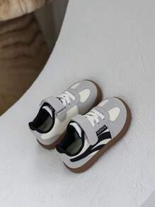 Un paio di scarpe da allenamento per bambini con superficie in pelle morbida e scarpe casual, punta tonda bassa con chiusura a strappo, scarpe sportive da esterno per ragazzi, adatte per primavera e autunno, tempo libero e intrattenimento all'aperto