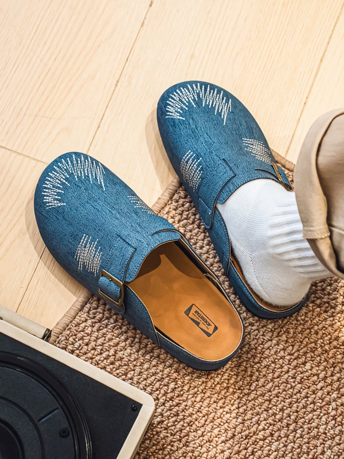 صندل رجالي جديد بتصميم عظمي من الجلد والجينز القدي...