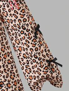 Bộ đồ họa tiết da báo dễ thương và vui tươi dành cho bé gái, gồm áo in họa tiết đáng yêu có tay áo bo nơ, kết hợp với quần họa tiết da báo thời trang, hoàn hảo cho việc chơi hàng ngày hoặc đi chơi cuối tuần, phù hợp cho mùa xuân, thu và đông - trắng - Xem 5