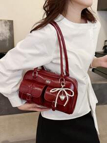 经典纯色PU防水面料,饰以字母图案,拉链封口,点缀珍珠吊坠,可用作时尚单肩包、腋下包、保龄球包、简约女士钱包、优雅女士包、商务电脑包,适合旅行、购物、通勤、聚会和约会等场合。 - 紅色 - 查看 7