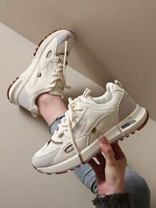 Novos Tênis Esportivos Femininos para Uso Externo, Malha Respirável Bege, Retalhos de Couro, Design com Cadarço, Calçado Casual para Todas as Estações