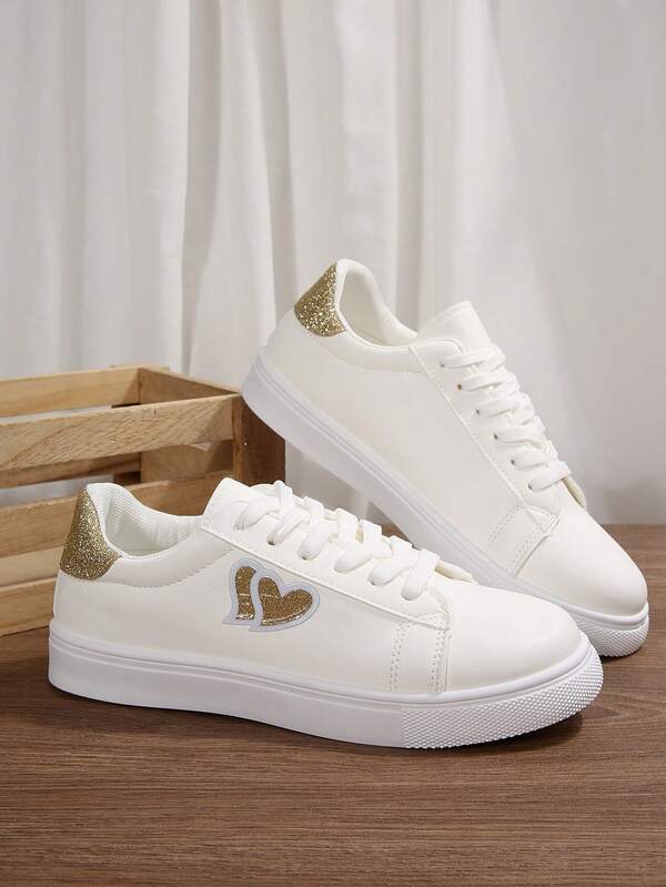 زوج من الحذاء الرياضي الأبيض الكلاسيكي متعدد الاستخدامات، أحذية رياضية مزينة بشكل قلب للبنات، أحذية كاجوال منخفضة الرقبة خفيفة الوزن، أحذية جلدية مقاومة للماء للطلاب