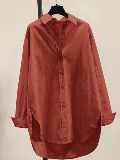 极简翻领长袖宽松女式衬衫外套，采用衬衫领和不对称下摆设计