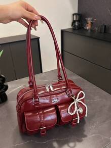 经典纯色PU防水面料,饰以字母图案,拉链封口,点缀珍珠吊坠,可用作时尚单肩包、腋下包、保龄球包、简约女士钱包、优雅女士包、商务电脑包,适合旅行、购物、通勤、聚会和约会等场合。 - 紅色 - 查看 4