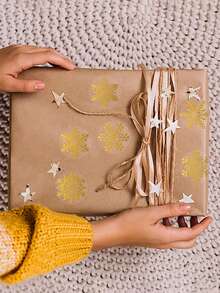 100/500pcs Transparent Christmas Snowflake Sealing Stickers - Gold Snowflake For Gift Wrapping Decoration, Cards - Suitable For Holiday Party Decoration, Festive Decoration Accents, Vibrant Holiday Decor, Non-Adhesive Decoration, Card Decoration, High-Quality Finishing, Decorative Sealing, DIY Decoration - Multicolor - View 3