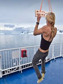 1 szt. wisząca drewniana deska wspinaczkowa – trenażer siłowy do podciągania i do ćwiczeń palców w pomieszczeniach z teksturowaną powierzchnią, wykończenie w kolorze jasnobrązowego naturalnego drewna, do domowej siłowni, plan treningowy, trwała i przenośna konstrukcja, akcesoria do siłowni, przenośny trenażer siłowy, trwała konstrukcja z drewna