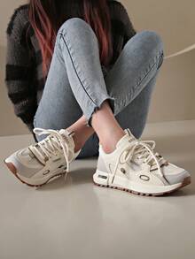 Novos Tênis Esportivos Femininos para Uso Externo, Malha Respirável Bege, Retalhos de Couro, Design com Cadarço, Calçado Casual para Todas as Estações
