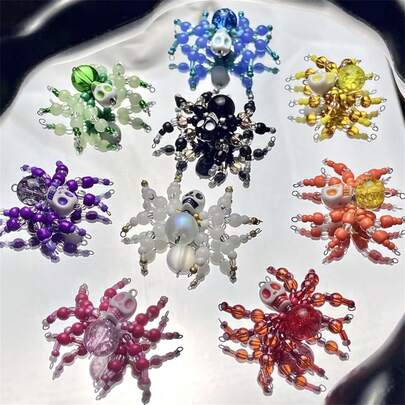 一件万圣节手工串珠蜘蛛装饰，每件均为手工制作，有多种颜色可选。它由闪闪发光的珠子和骷髅装饰精心串成，细节逼真。它可以用作展示品、吊坠或配饰，增强派对和节日的恐怖氛围，使其成为一件不容错过的独特装饰。