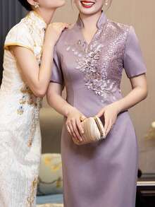 Lace-Trimmed Sequined Straight-Cut Dress, Mid-Length Short-Sleeved Luxurious Evening Gown, Elegant Women's Wear - V-Neck, Slightly Stretchy, Intricate Three-Dimensional Floral Details, Back Zipper, Suitable For All Seasons, Perfect For Christmas Eve, Christmas Day, Chinese New Year, New Year's Day, And More. Suitable For Everyday Wear, Casual Occasions, Parties, Weddings, Banquets, Gatherings, Engagements, Ceremonies, Banquets, Social Events, Vacations, And Birthdays. - 灰紫色 - 查看 7