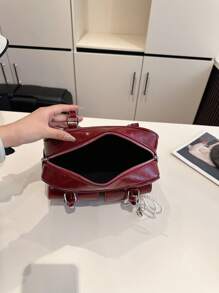 经典纯色PU防水面料,饰以字母图案,拉链封口,点缀珍珠吊坠,可用作时尚单肩包、腋下包、保龄球包、简约女士钱包、优雅女士包、商务电脑包,适合旅行、购物、通勤、聚会和约会等场合。 - 紅色 - 查看 8