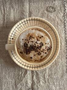 1 set 200 ml Tasse à café et soucoupe en céramique blanche vintage avec orchidée, verrerie en céramique rétro japonaise, assiette à dessert à rayures verticales, vaisselle de maison, tasse à thé et soucoupe en céramique vieillie cuite au four, mug à fleurs d'orchidée blanche, élégante tasse à café et soucoupe pour le thé de l'après-midi, assiette noix de coco