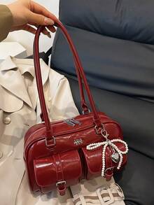 经典纯色PU防水面料,饰以字母图案,拉链封口,点缀珍珠吊坠,可用作时尚单肩包、腋下包、保龄球包、简约女士钱包、优雅女士包、商务电脑包,适合旅行、购物、通勤、聚会和约会等场合。 - 紅色 - 查看 5