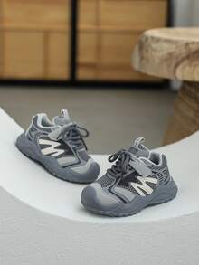 O pereche de pantofi sport pentru copii, speciali pentru băieți, cu față din piele și plasă, respirabilitate cu plasă dublă, design cu vârf rotund și caracteristici anti-coliziune. Ideali pentru activități de agrement în aer liber. - Gri - Vizualizare 2