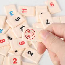 Juego de Rummy para 2-4 jugadores, incluye 4 rejillas para fichas, 106 fichas y un estuche portátil, juego de mesa clásico familiar - Beis - Ver 9