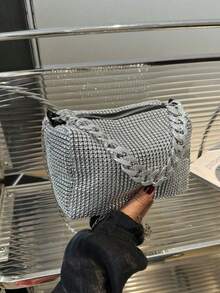 Geantă de umăr tip crossbody pentru femei, la modă și casual, cu decor de lanț, design complet perforat și capacitate mare