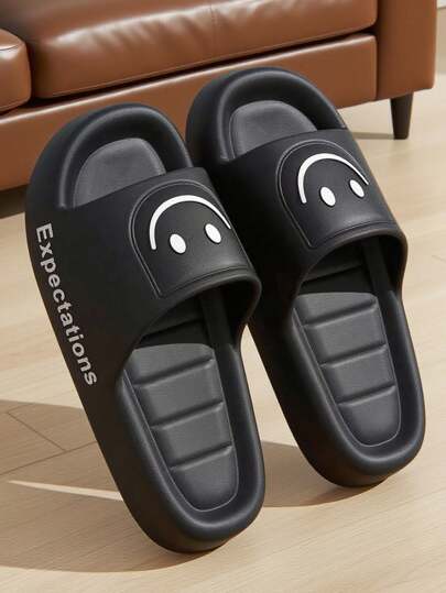 Nuove ciabatte da casa da uomo con suola spessa 3 cm e disegno di faccia sorridente, realizzate in EVA, antiscivolo, resistenti agli odori, all'usura e antibatteriche, proteggono il piede. Comode e morbide, con design semplice e casual a punta tonda, adatte sia per uomo che per donna, indossabili sia in casa che all'esterno.