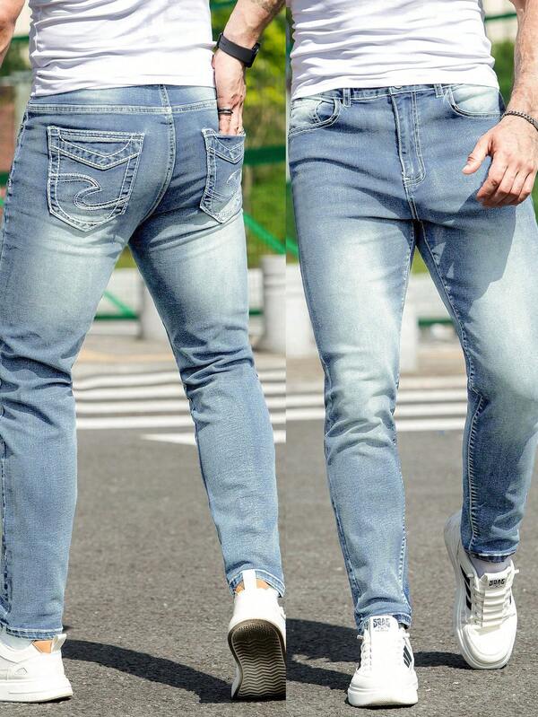 Jeans skinny pour hommes avec lavage vintage et usé, broderie et élastique. Mode de rue