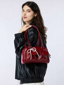 1个FEISTURE纯色PU保龄球包，斜挎/腋下手提包，女士款（带仿珍珠吊坠），适合购物、约会、作为女士礼物，适合青少年、大学生、初学者和上班族，是办公室、大学、工作、通勤的理想之选，也是情人节礼物的最佳选择，时尚蝴蝶结女士包 - 酒紅色 - 查看 9