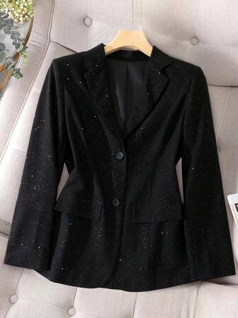Una chaqueta de traje de corte ajustado adornada con lentejuelas negras.