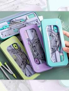 Scatola regalo con set di strumenti geometrici a forma di macaron, include una colorata scatola di latta e un set completo di strumenti da disegno, adatta come regalo per studenti, per il ritorno a scuola. Regalare la "Scatola geometrica Macaron" con benedizioni è un must per gli studenti e per chi cerca regali pratici durante il periodo del ritorno a scuola e per scambiare regali, trasmettendo la cancelleria pratica che accompagna l'apprendimento. Adatto per Ognissanti, compleanni, Natale, Capodanno, vacanze invernali, decorazioni natalizie, accessori per la scrivania di casa, regali di Natale, decorazioni autunnali per la casa.