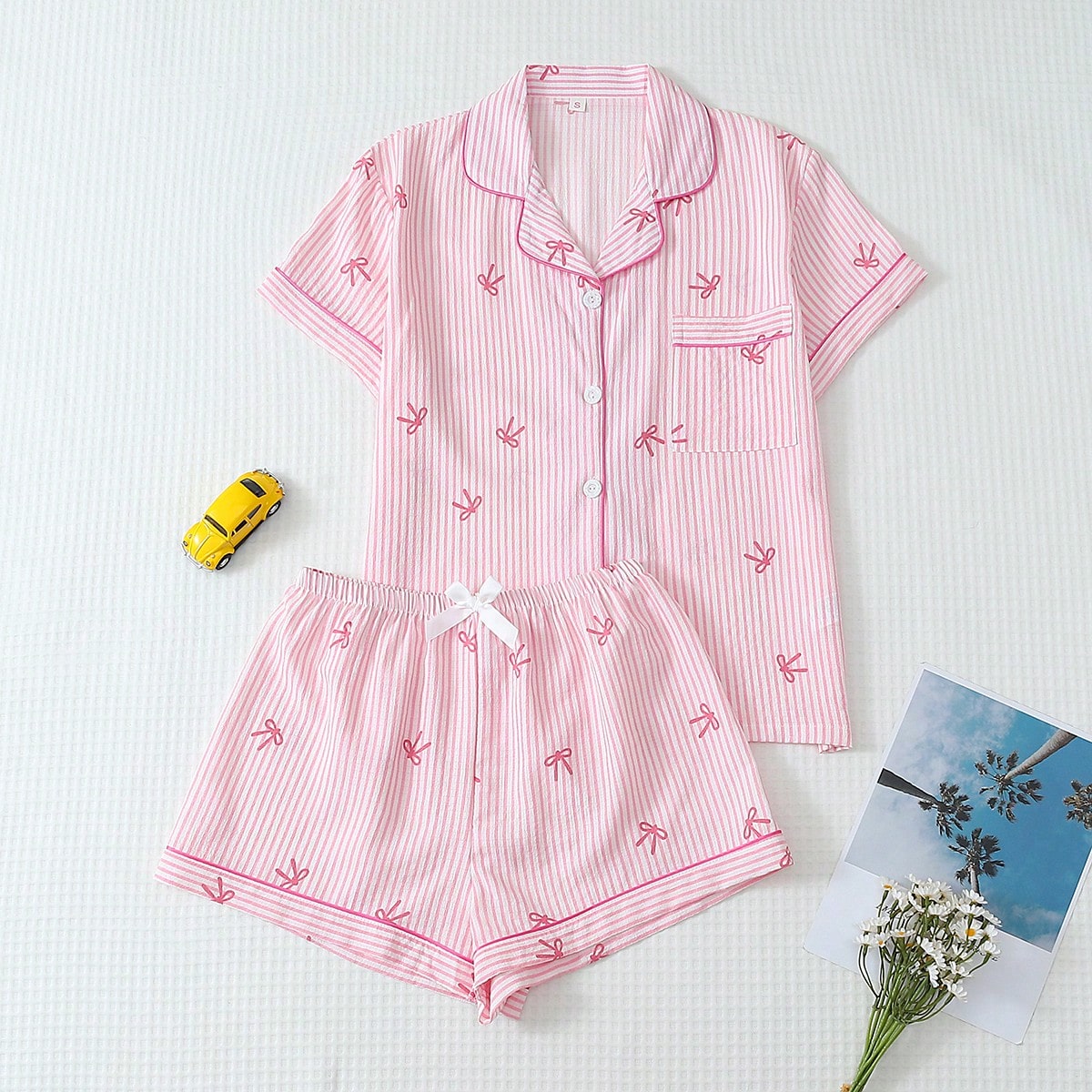 Piezas Conjunto de pijama con top de manga corta con bolsillo y lazo, y shorts cómodos a rayas azules con cuello en forma de corazón, adecuado para