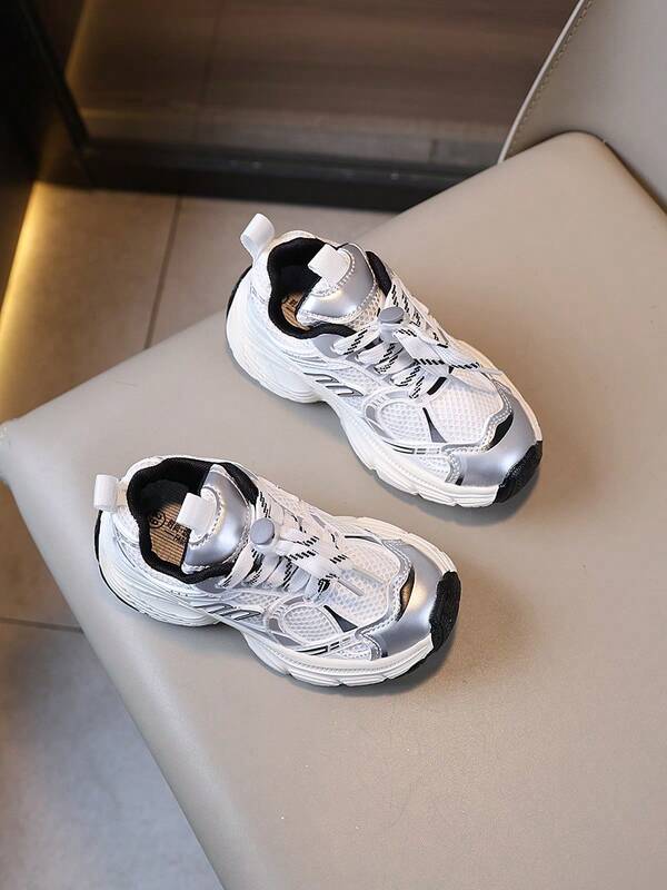 زوج من أحذية الأطفال الخريفية الجديدة ذات القاع الناعم والموضة المتعددة الاستخدامات للخارج والرياضة التنفسية، مناسبة للأطفال الكبار للركض والسفر والارتداء اليومي