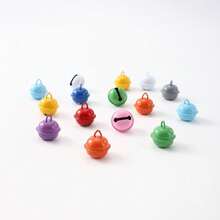 50 piezas de cascabeles de cuentas de colores para collar de mascota - Cascabeles multicolor de 1/2 pulgada con diseños festivos de Navidad y vacaciones, suministros de manualidades para hacer joyas, decoración del hogar, coronas, guirnaldas, adornos, campanas navideñas, accesorio para coronas, diseño juguetón, colores vibrantes