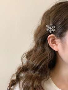 1/3/5 piezas Clips de pelo de mujer con copos de nieve plateados y perlas falsas, accesorios de pelo de invierno con rhinestones, pequeños clips de garra para el flequillo, elegantes y dulces para uso diario, accesorios de pelo con copos de nieve, artículo esencial para Año Nuevo