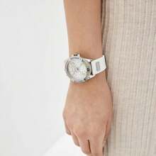 Guess Frontier 女士休闲奢华硅胶表带石英表，圆形表盘，水晶日历显示，时尚腕表，适合日常、晚宴、约会等场合，是送给女性的理想礼物。 - 彩色 - 查看 2