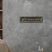 1 pieza placa metálica rectangular 2D de 4x16 pulgadas, con tema "Todos estamos locos", logo de corona, centro de corona, agujeros previamente perforados, estilo de agujero aleatorio