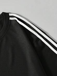 Shwiy 男士简约黑色胶带图案 28 Chicago 印花短袖 T 恤，休闲街头风，适合上学和日常穿着 - 黑色 - 查看 4