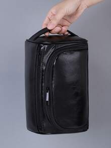 1 件男女通用悬挂式旅行收纳包，这款轻巧紧凑的男士盥洗包配有坚固的手柄，方便携带，可完美放入行李箱或背包。我们的盥洗化妆包采用柔软的 PU 皮革制成，经久耐用、防潮且易于清洁，确保使用方便且外观优雅。 - 黑色 - 查看 4